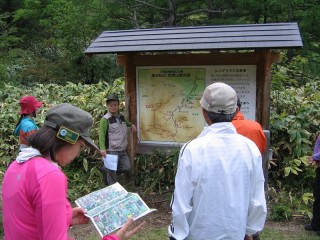 角間峠での自然解説