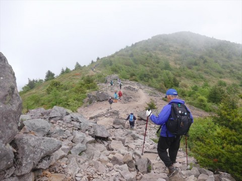 烏帽子岳山頂より下る