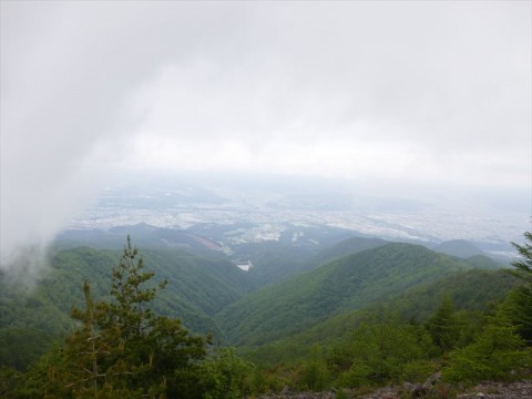 烏帽子岳へ至る稜線から上田市方面を望む